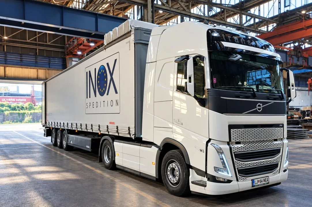 INOX Sattelzug in einer Industriehalle