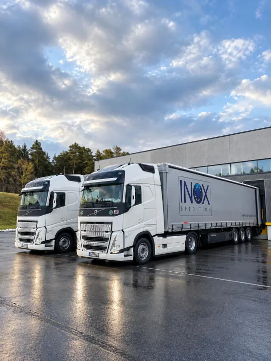 Zwei INOX Sattelzüge vor einer Lagerhalle