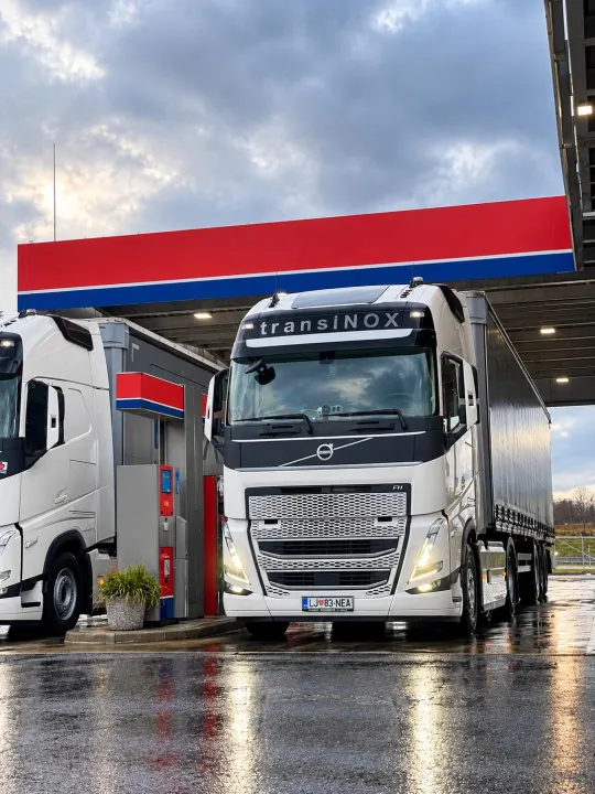transINOX Sattelzugmaschinen an einer Tankstelle