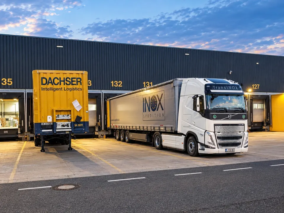 INOX Sattelzug vor einem Logistikzentrum in der Abenddämmerung