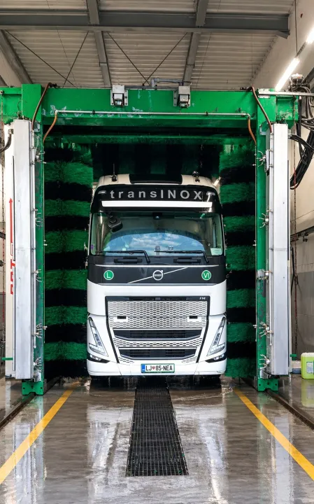 transINOX Zugmaschine in der Waschanlage