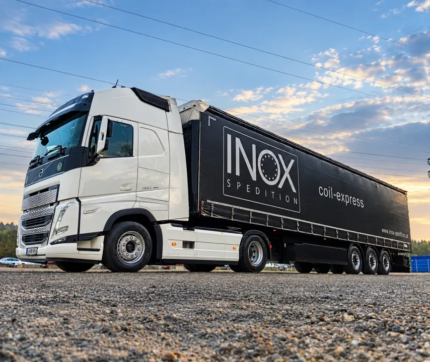 INOX Sattelzug mit coil-express Auflieger vor Abendhimmel