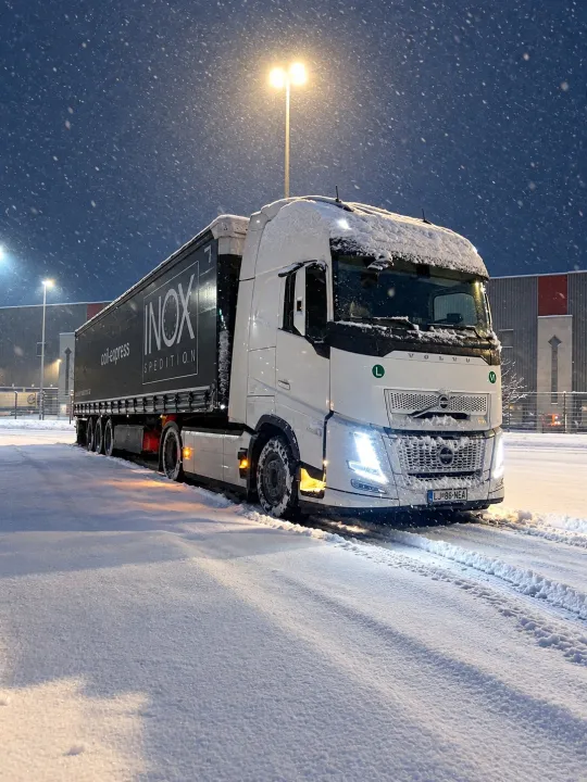 INOX Sattelzug bei nächtlichem Schneefall