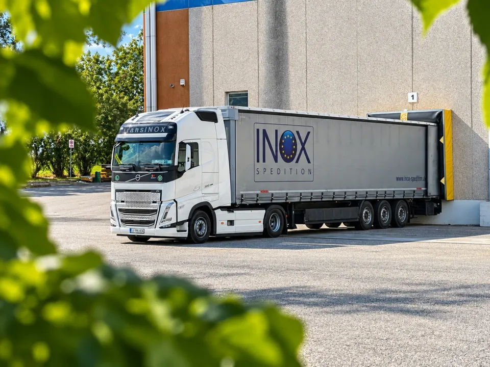 INOX Sattelzug an einer Laderampe