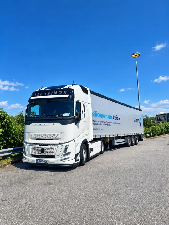 transINOX Sattelzug unter blauem Himmel