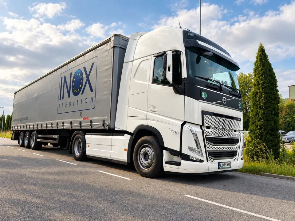 INOX Sattelzug am Straßenrand