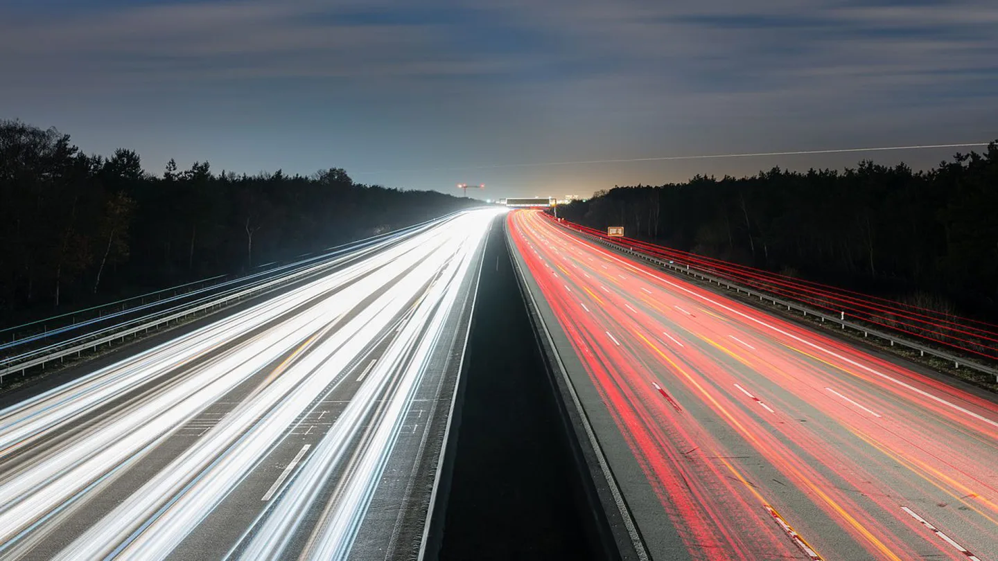 Lichtspuren auf einer europäischen Autobahn bei Nacht