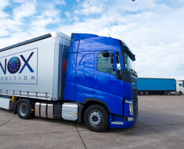 Blauer INOX LKW auf einem Betriebsgelände